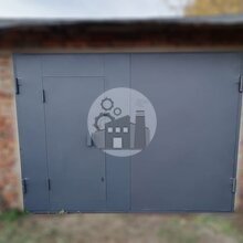 гаражные ворота с калиткой серого цвета